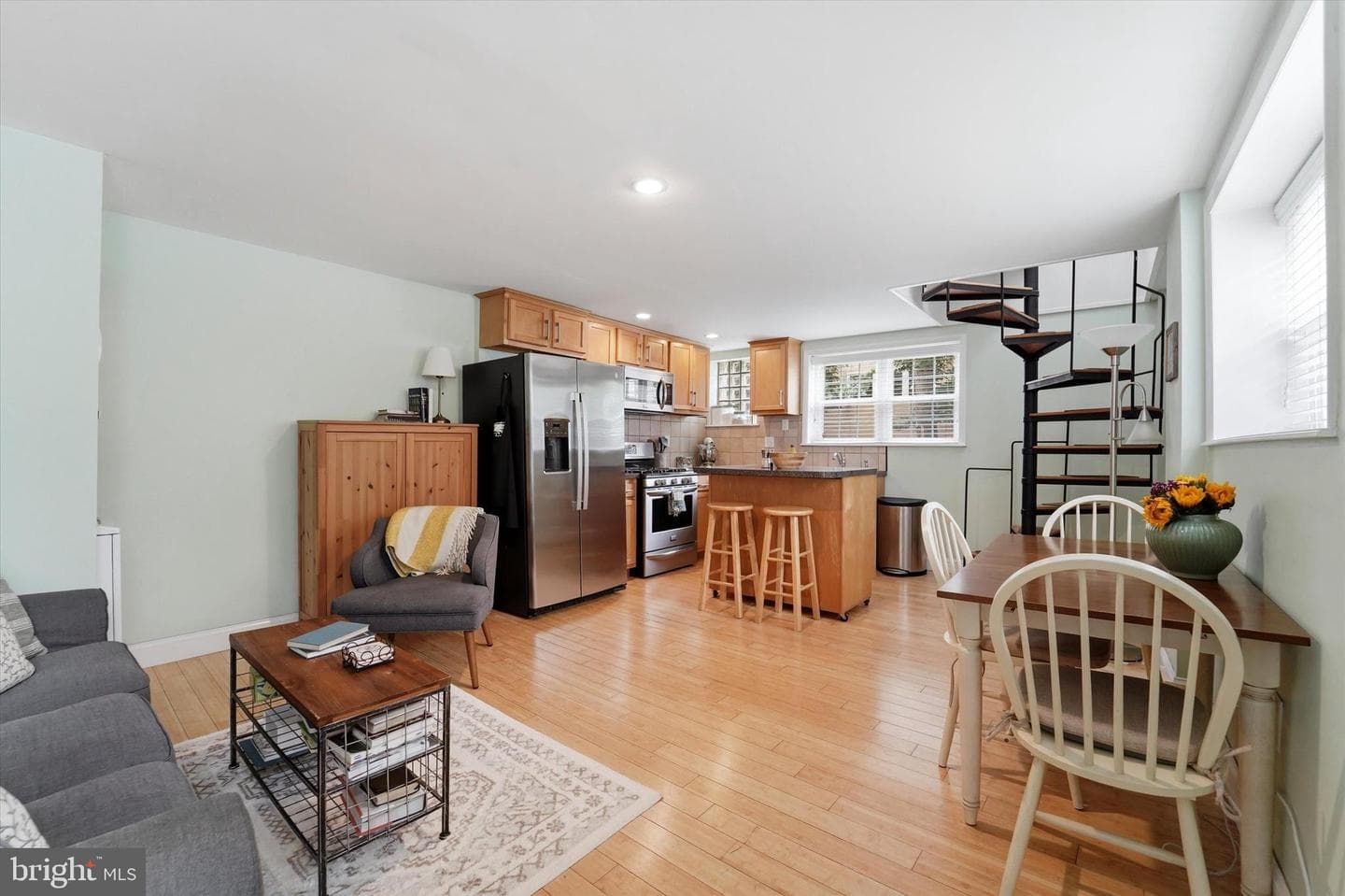 941 Montrose Street photo 3