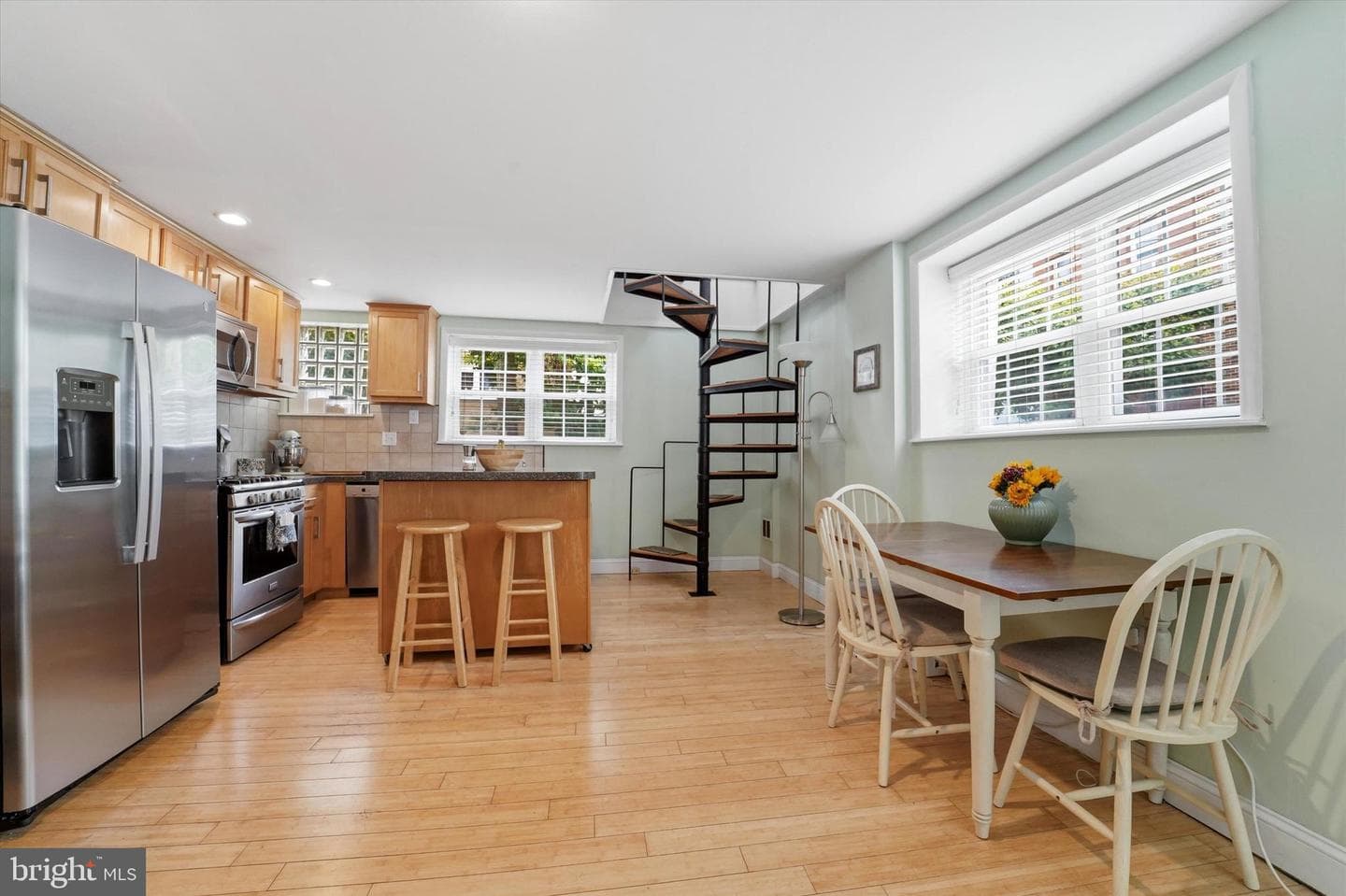 941 Montrose Street photo 4