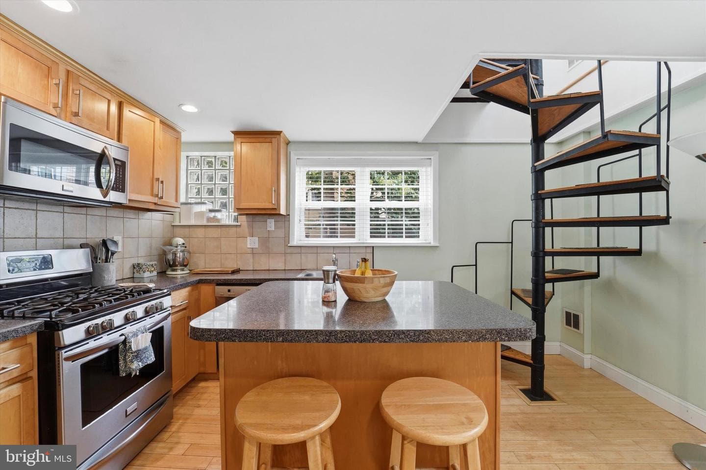 941 Montrose Street photo 8