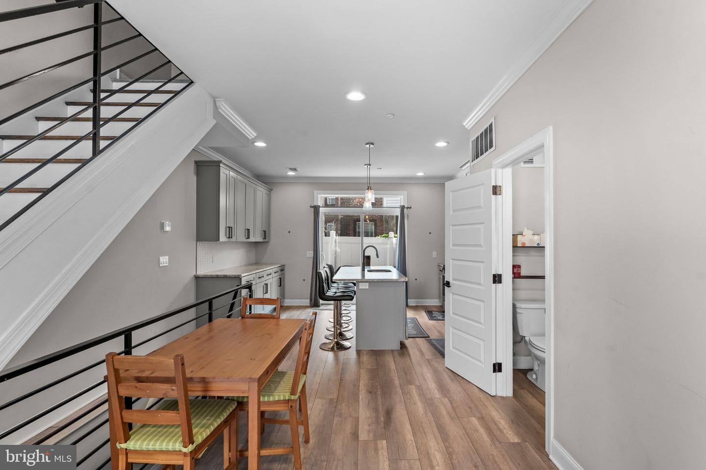 1528 W Seybert Street photo 8