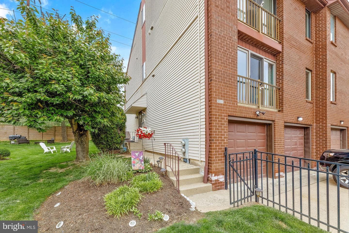 9504 James Street #a photo 3