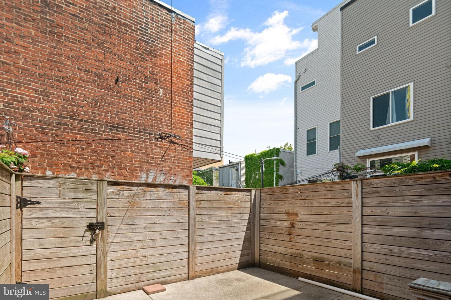 2057 Tasker Street photo 9