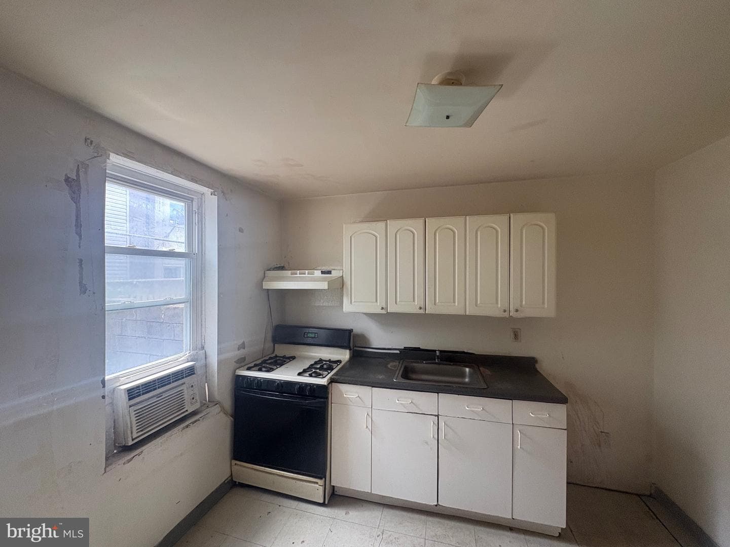 1449 S Etting Street photo 5