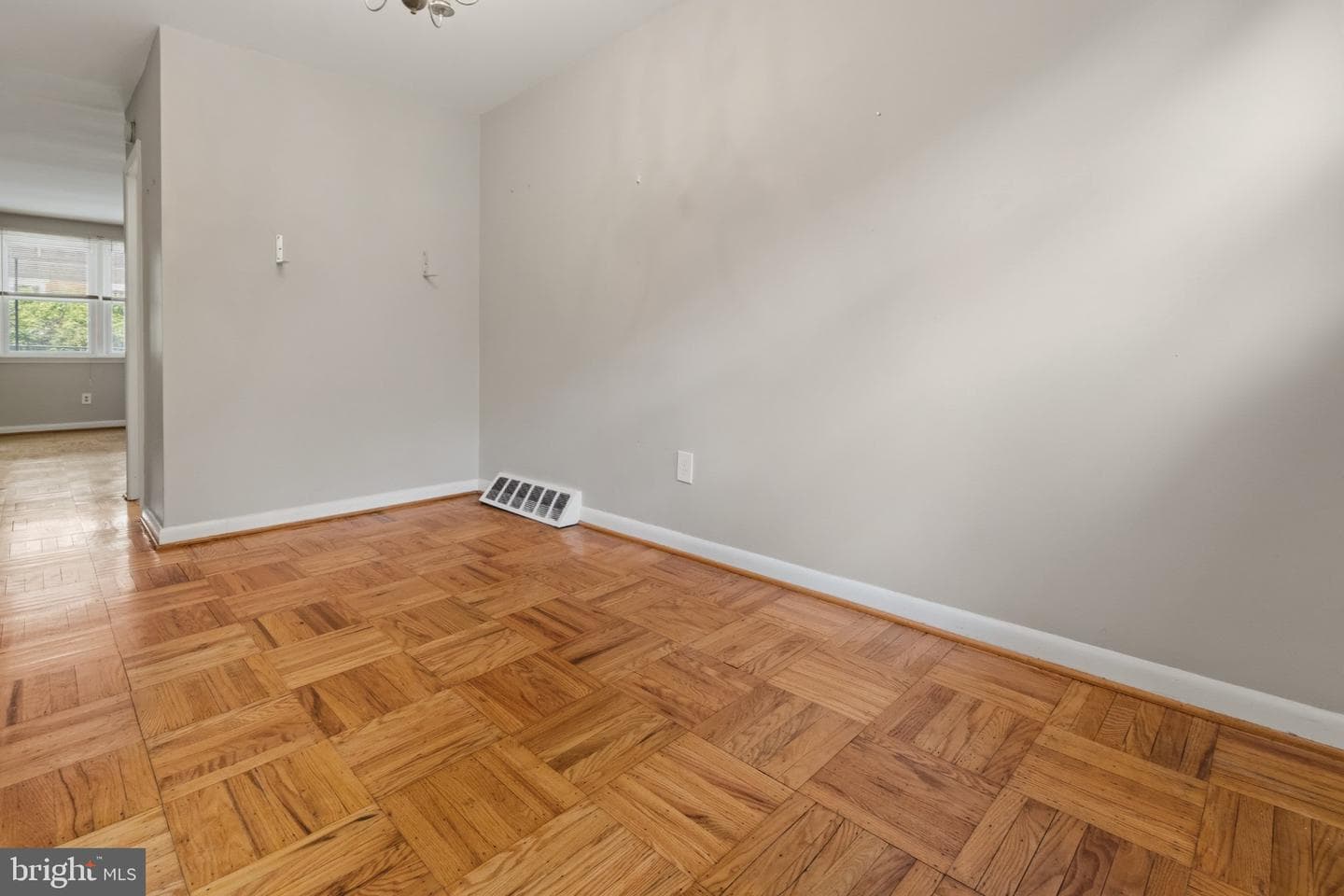 3439 Ainslie Street photo 10