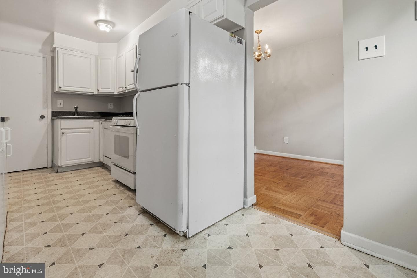 3439 Ainslie Street photo 11