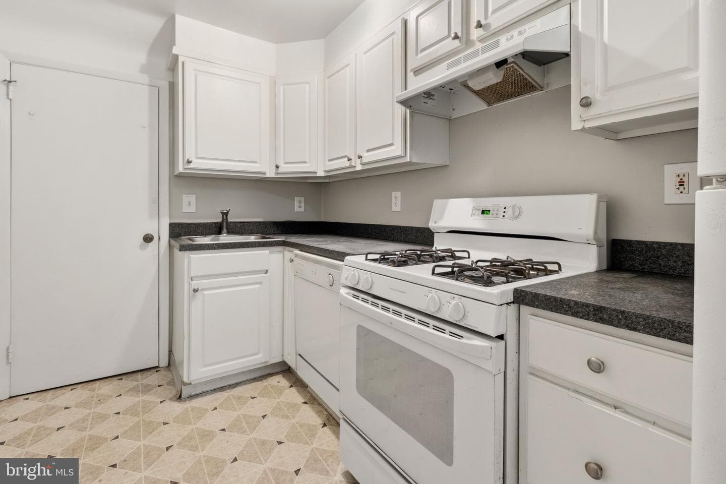 3439 Ainslie Street photo 12