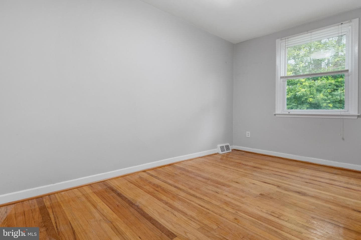 3439 Ainslie Street photo 23