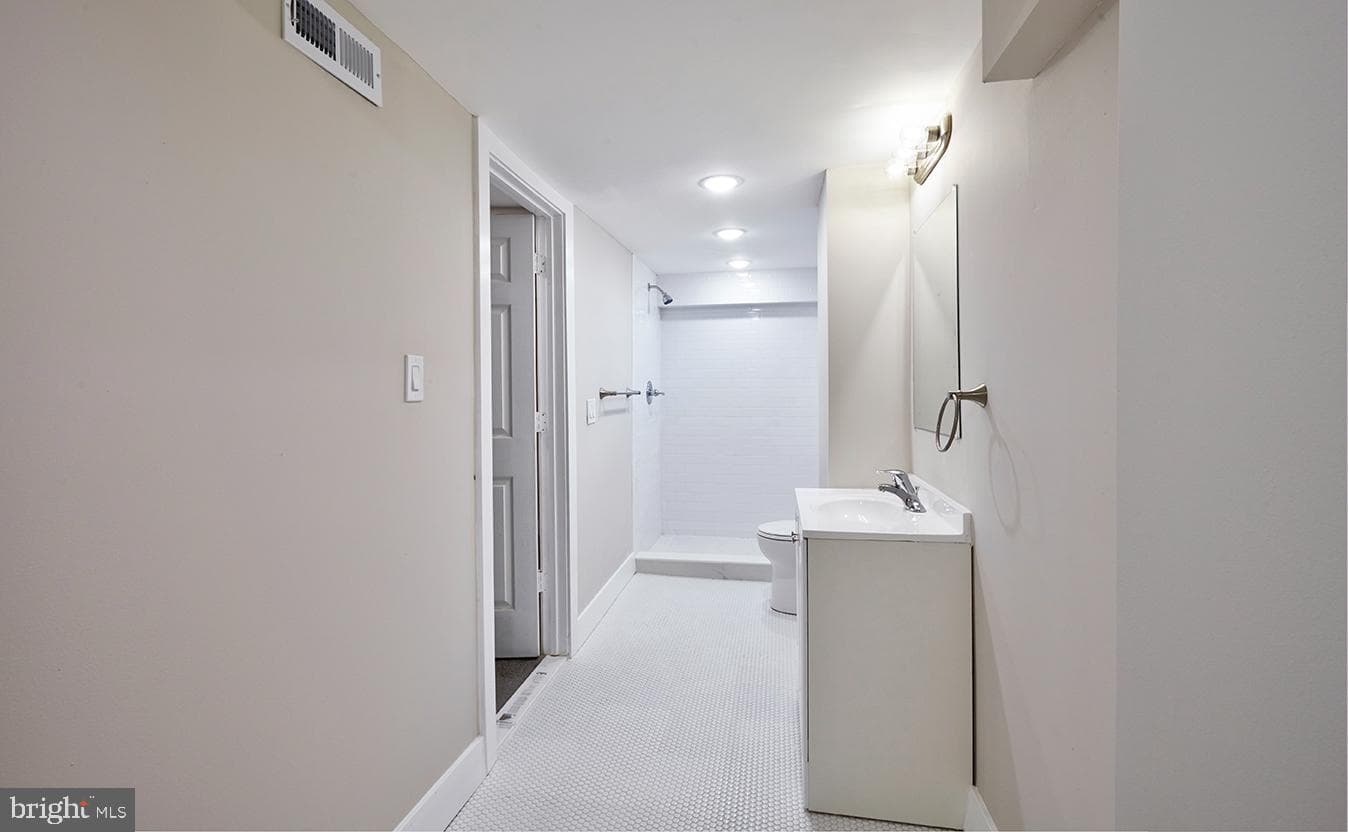1038-1036 E Mount Pleasant Avenue photo 26