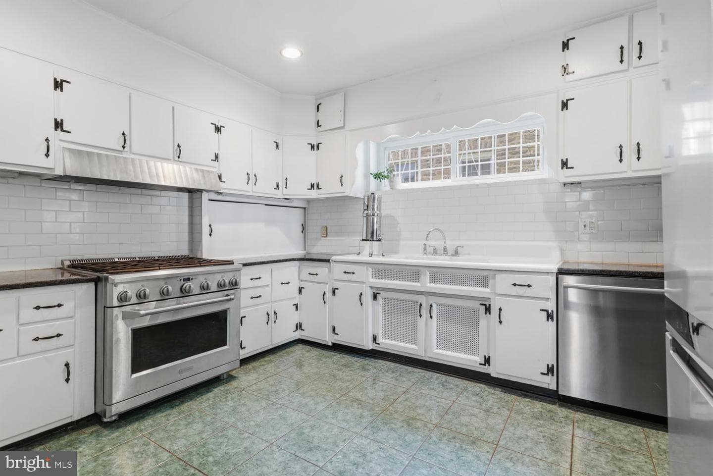 607 W Cliveden Street photo 17