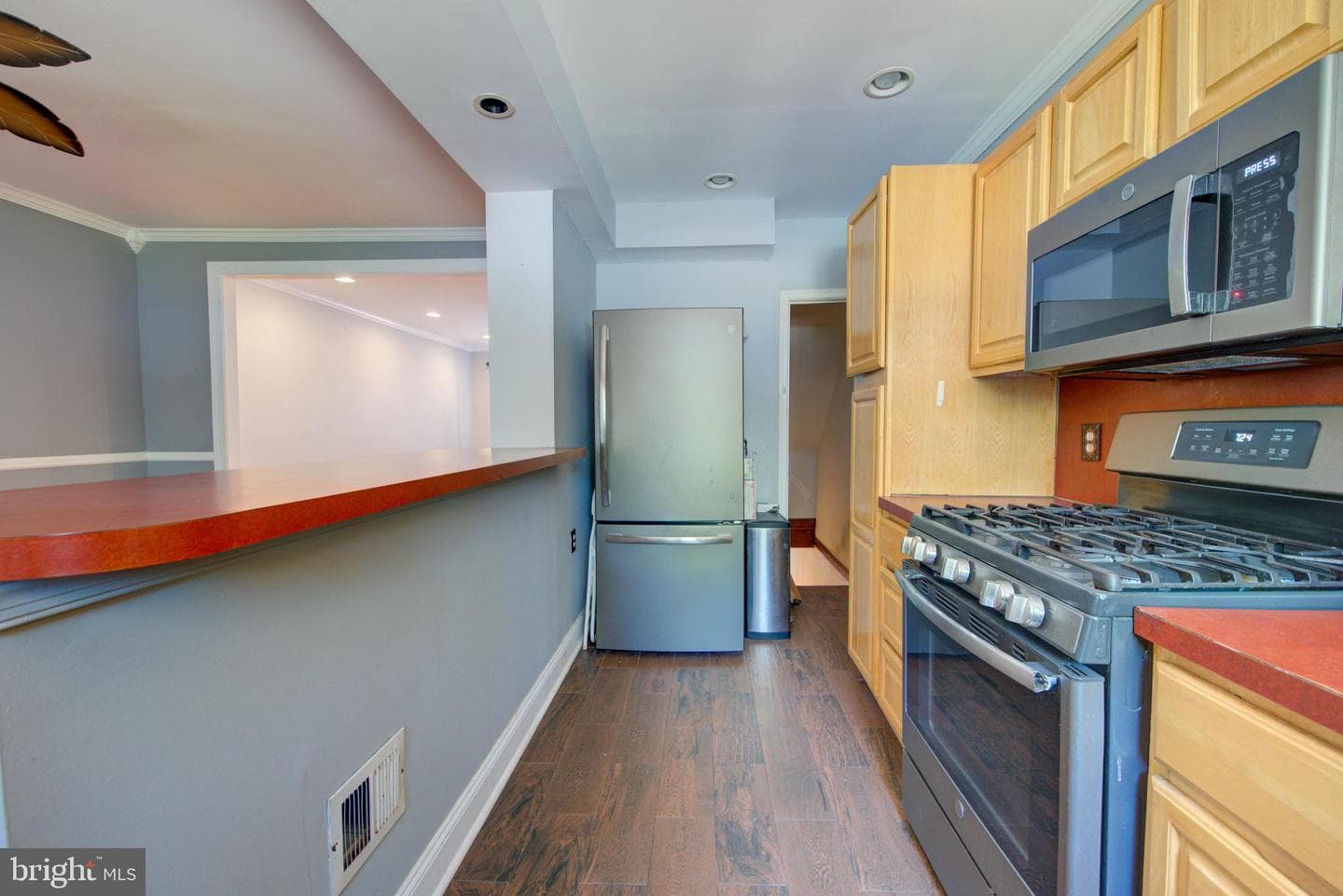 6330 Everett Avenue photo 10
