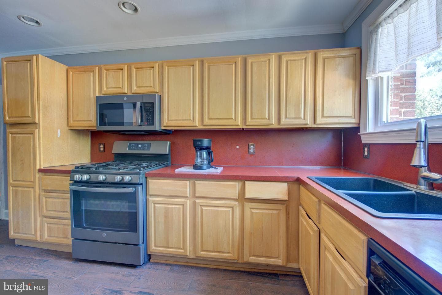 6330 Everett Avenue photo 9