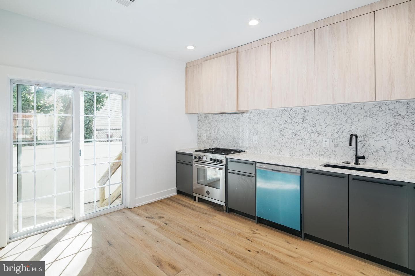 1532 Catharine Street photo 6