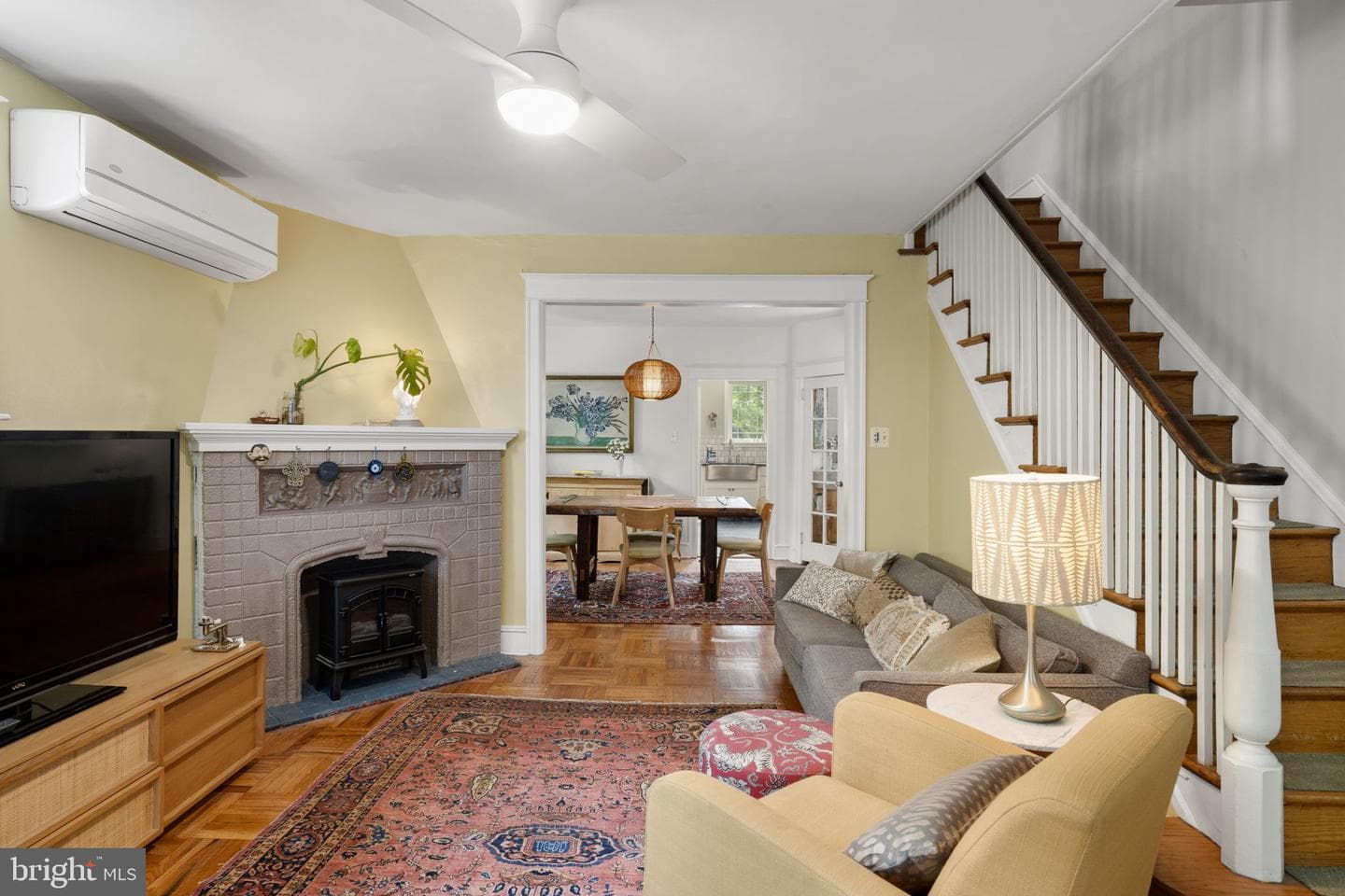 156 E Roumfort Road photo 2