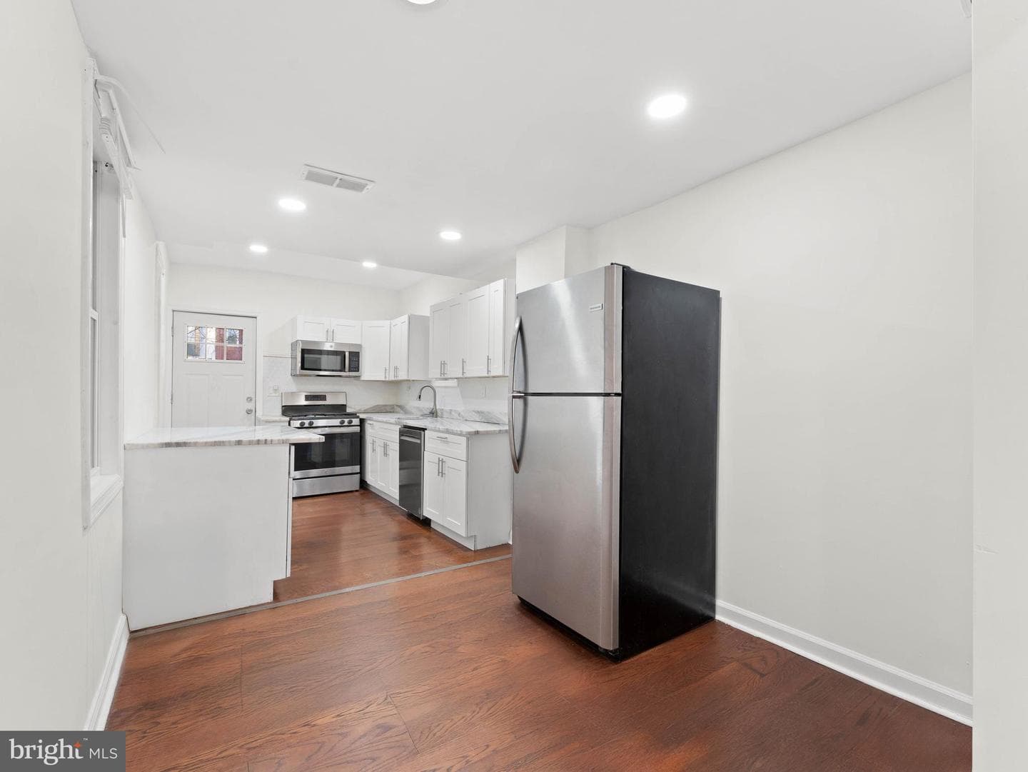 2443 Nicholas Street photo 5