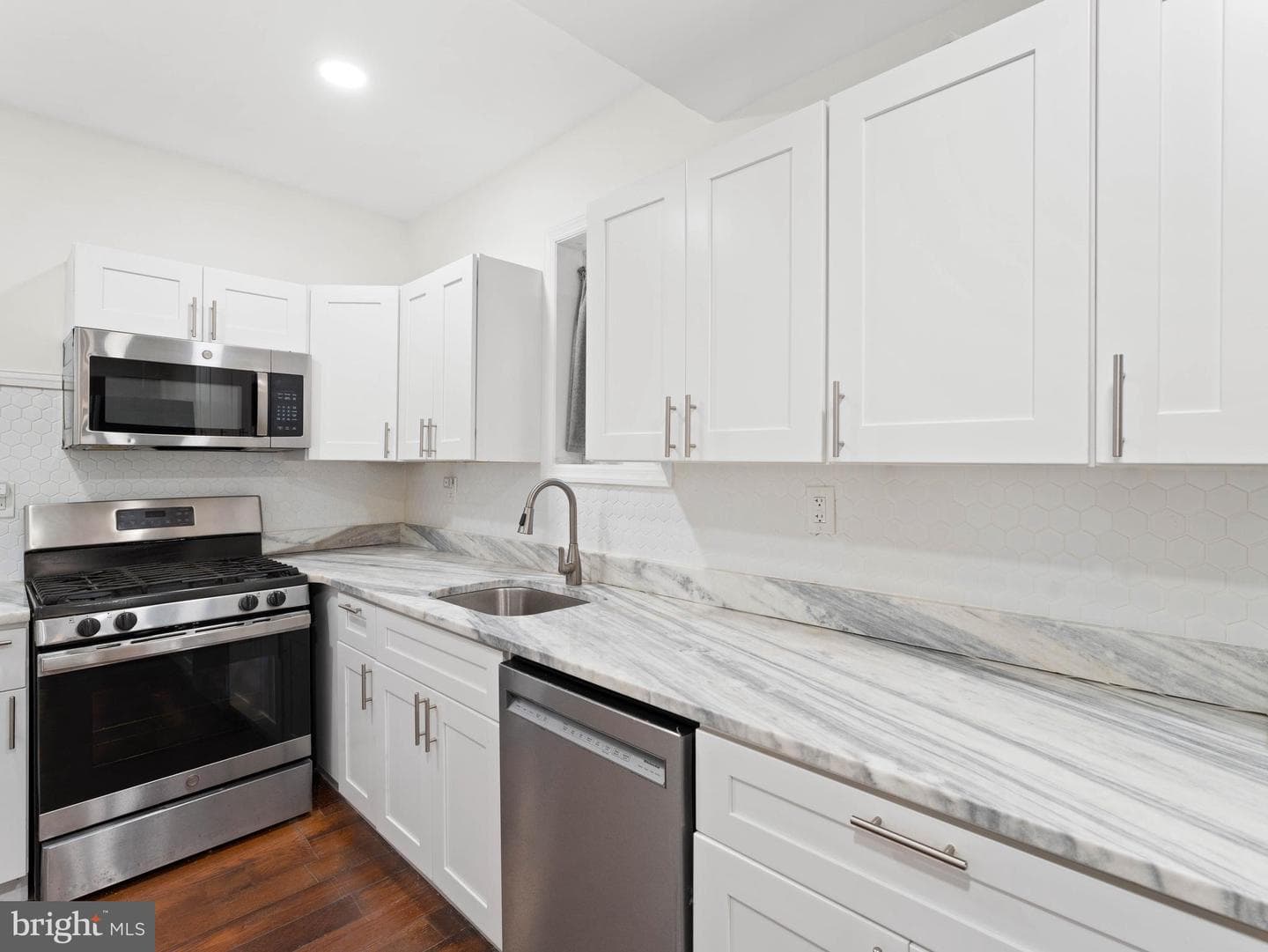 2443 Nicholas Street photo 9