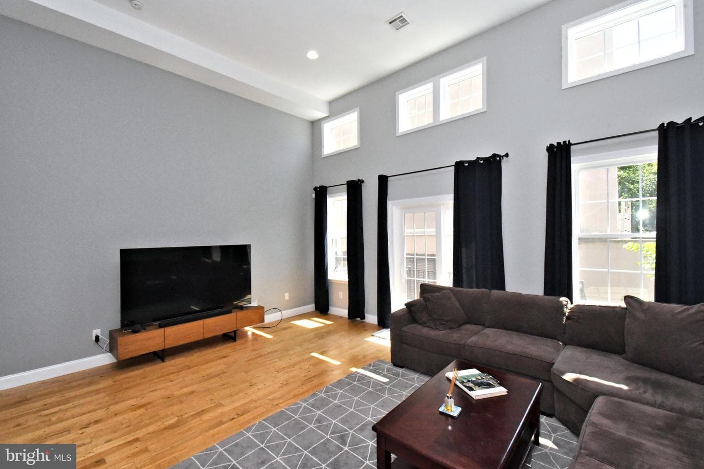 919 N American Street photo 8