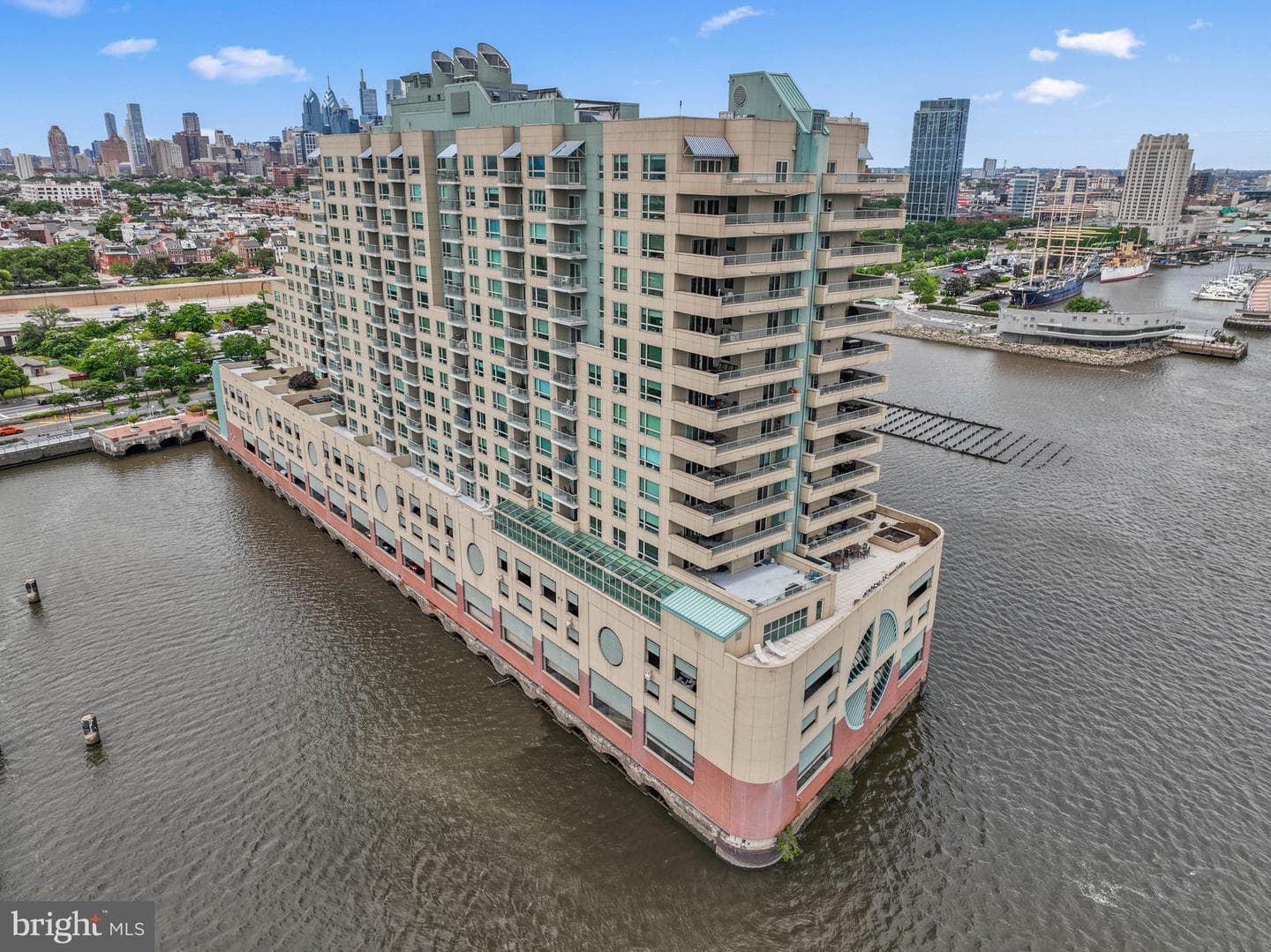717 S Columbus Boulevard #1416 photo 38