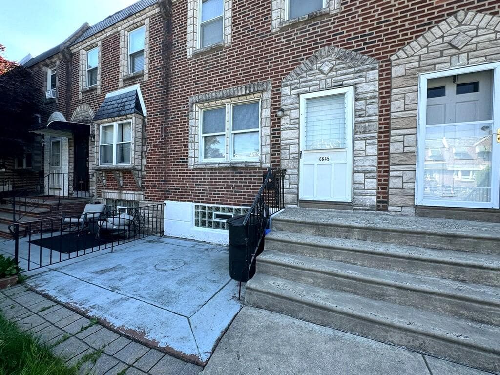 6645 Cottage St photo 2