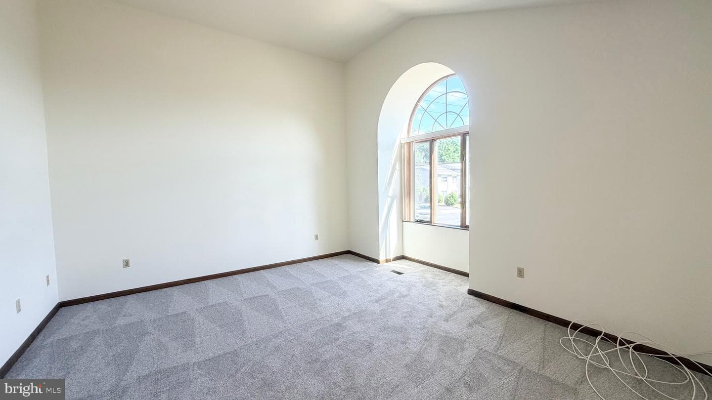 402 Solly Ave photo 4