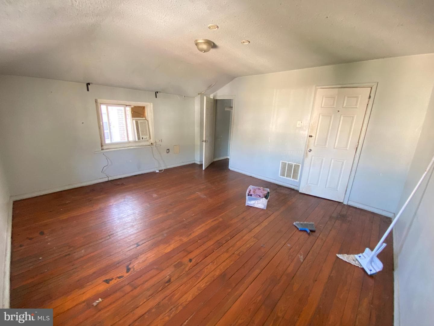 66 E Coulter Street photo 32