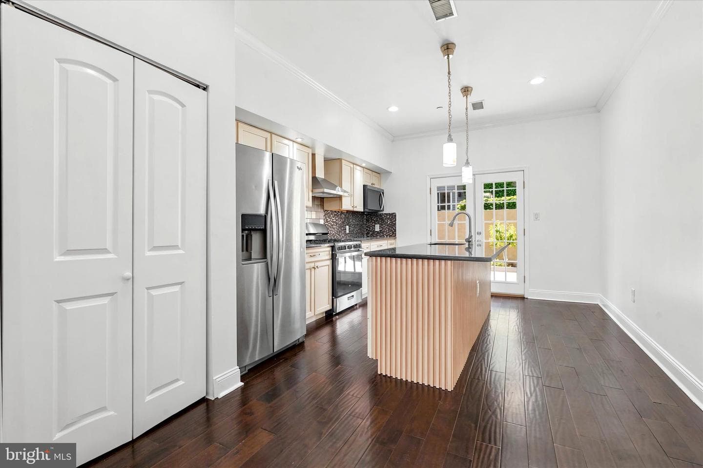 726 Mckean Street photo 9