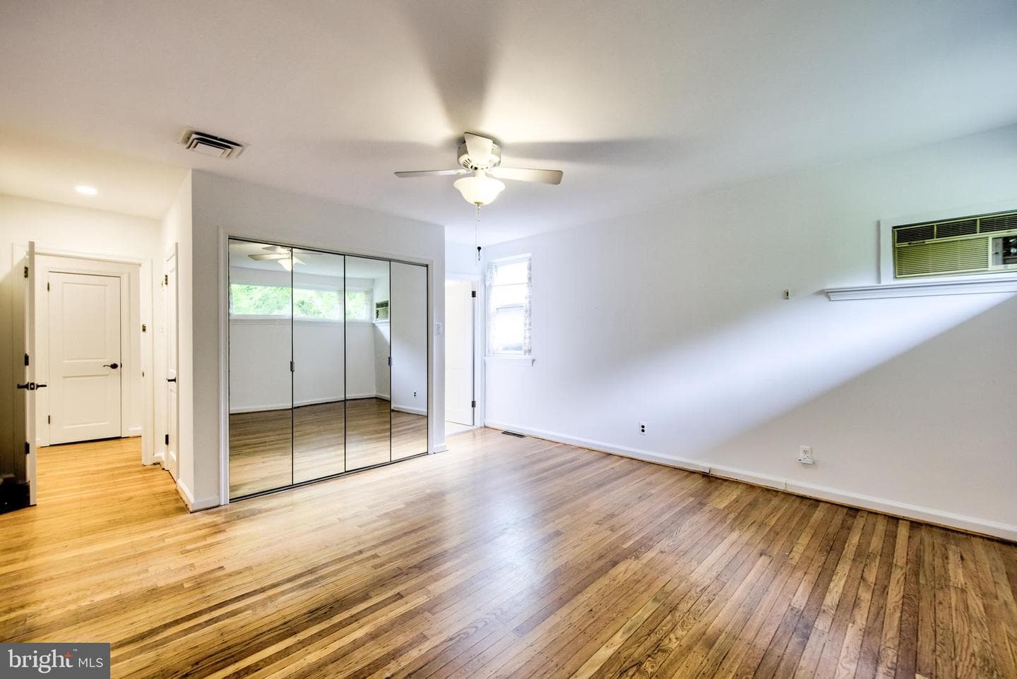 307 E Roumfort Road photo 9