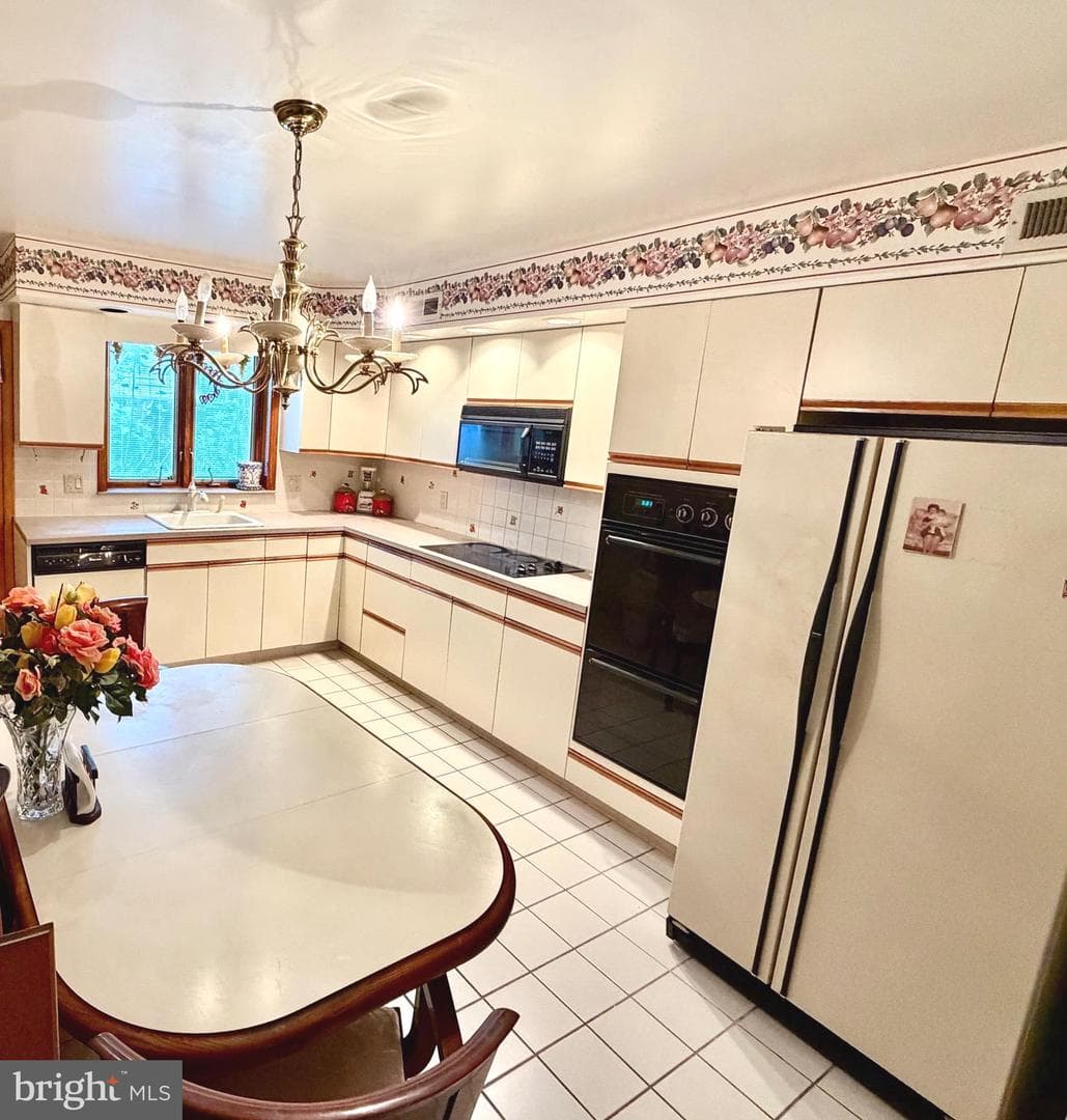 831 Moore Street photo 7