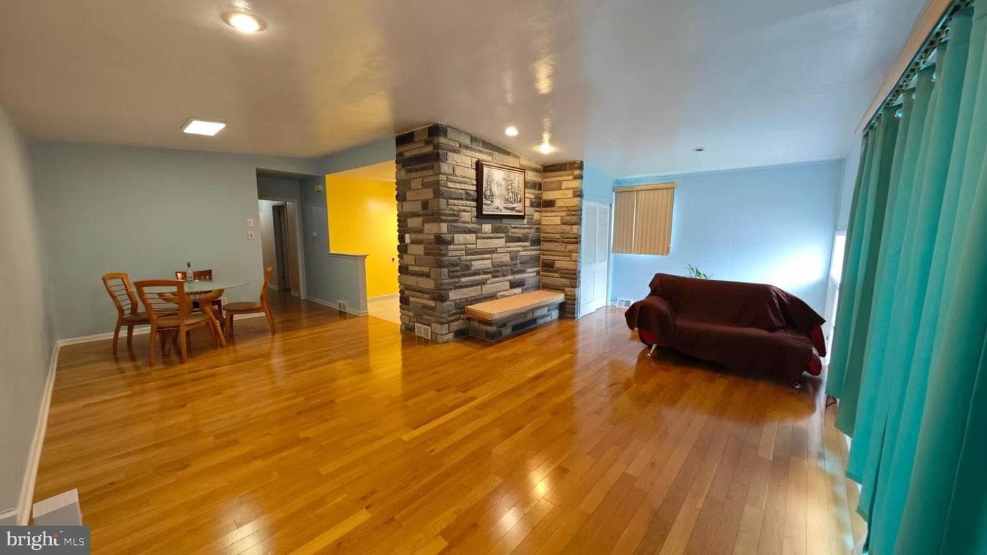 7621 Dorcas Street photo 5