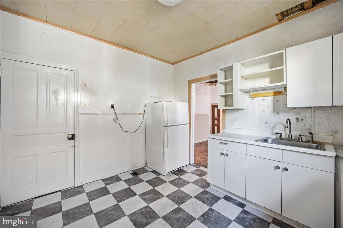 1664 Dyre Street photo 12
