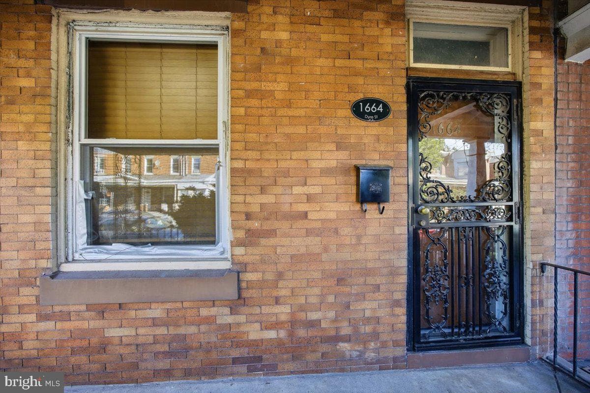 1664 Dyre Street photo 4