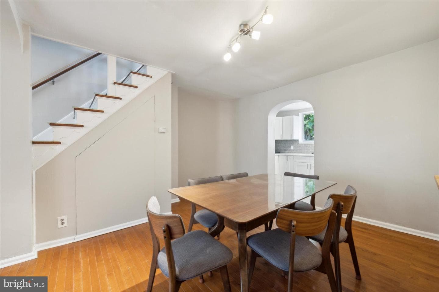 933 League Street photo 4