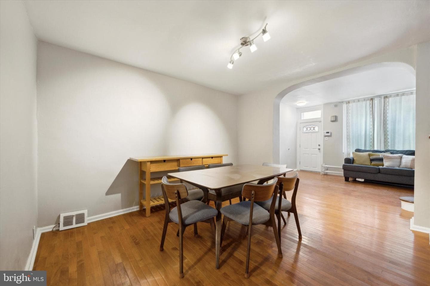 933 League Street photo 5