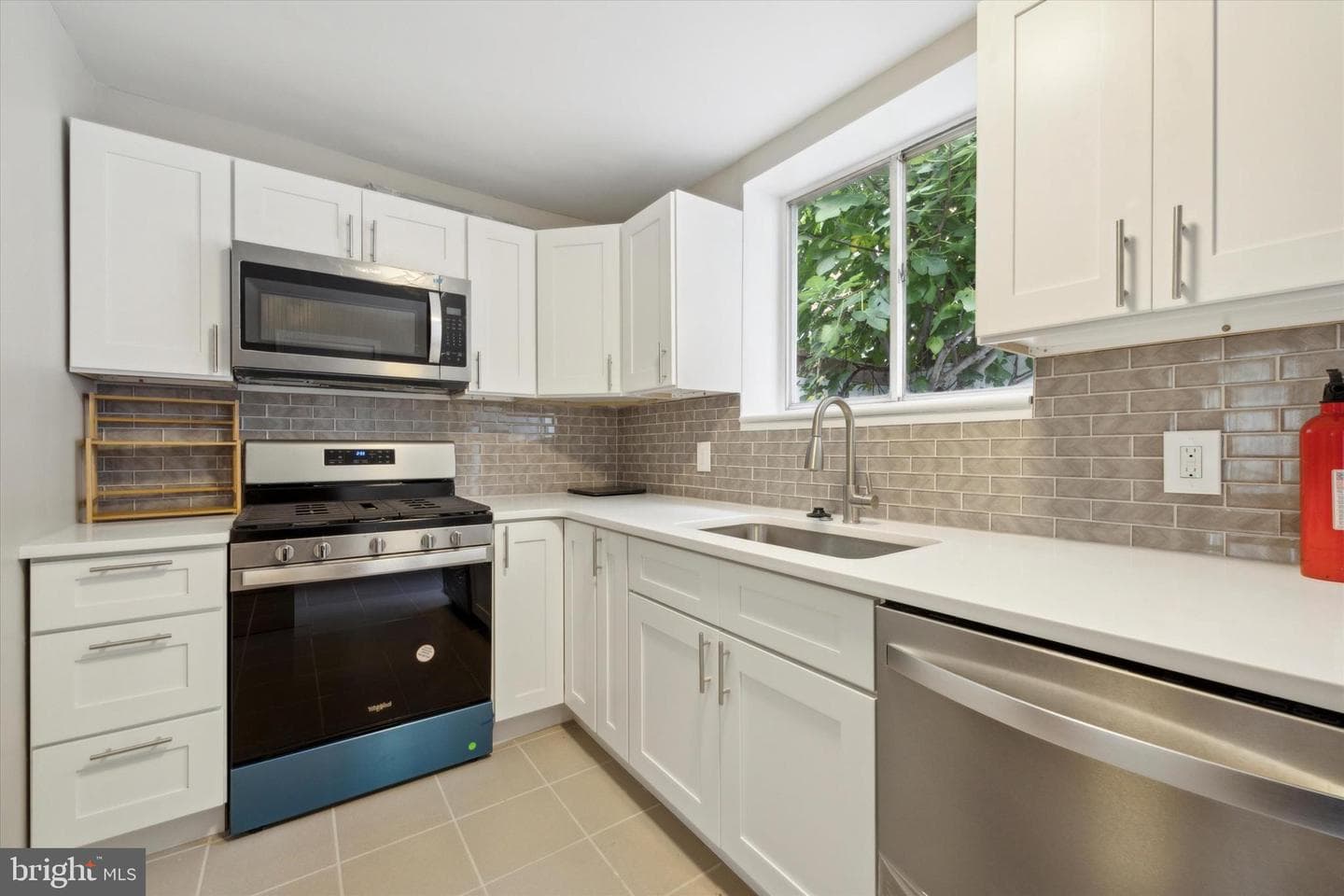 933 League Street photo 6