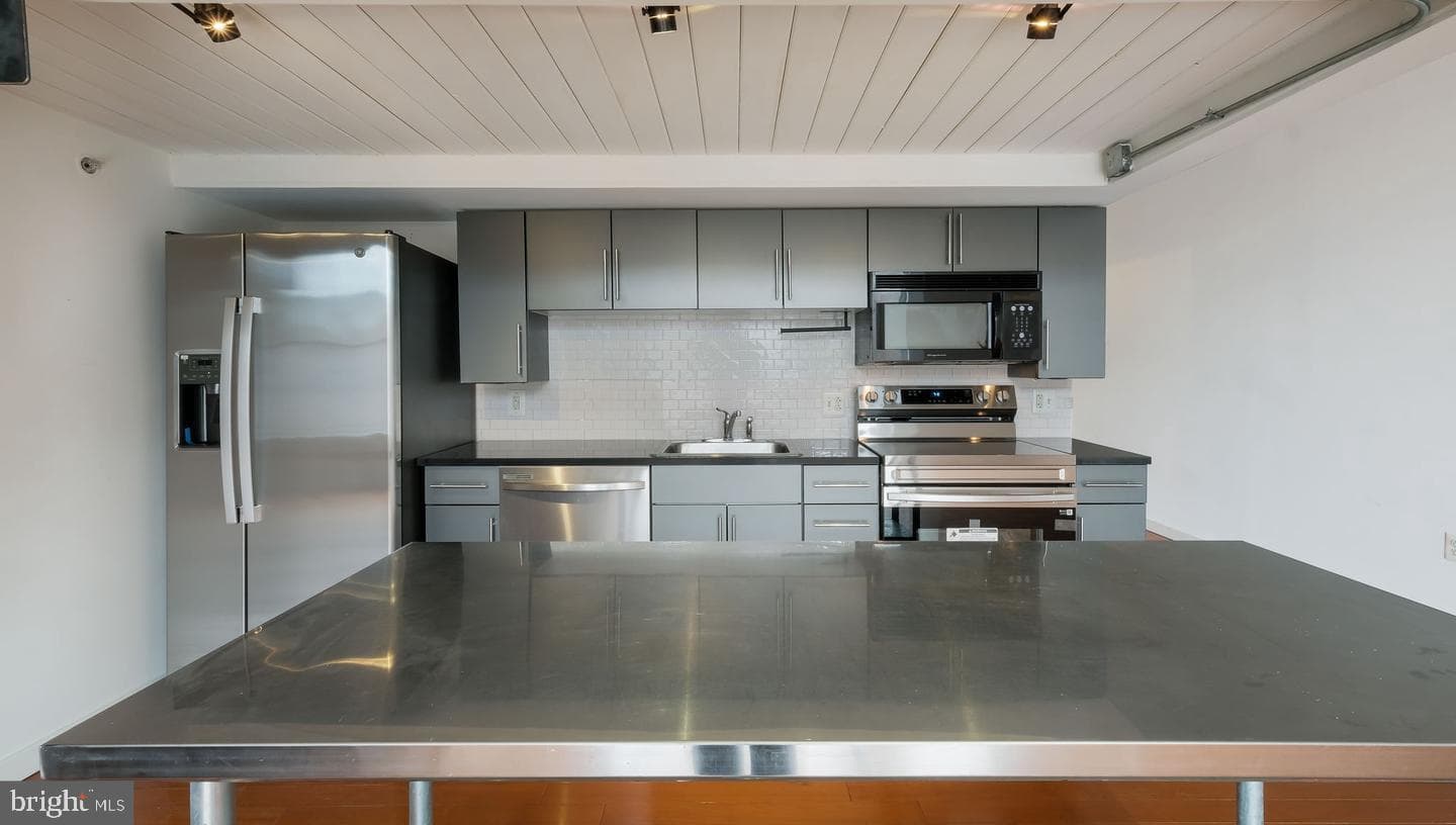1027 Arch Street #407 photo 8