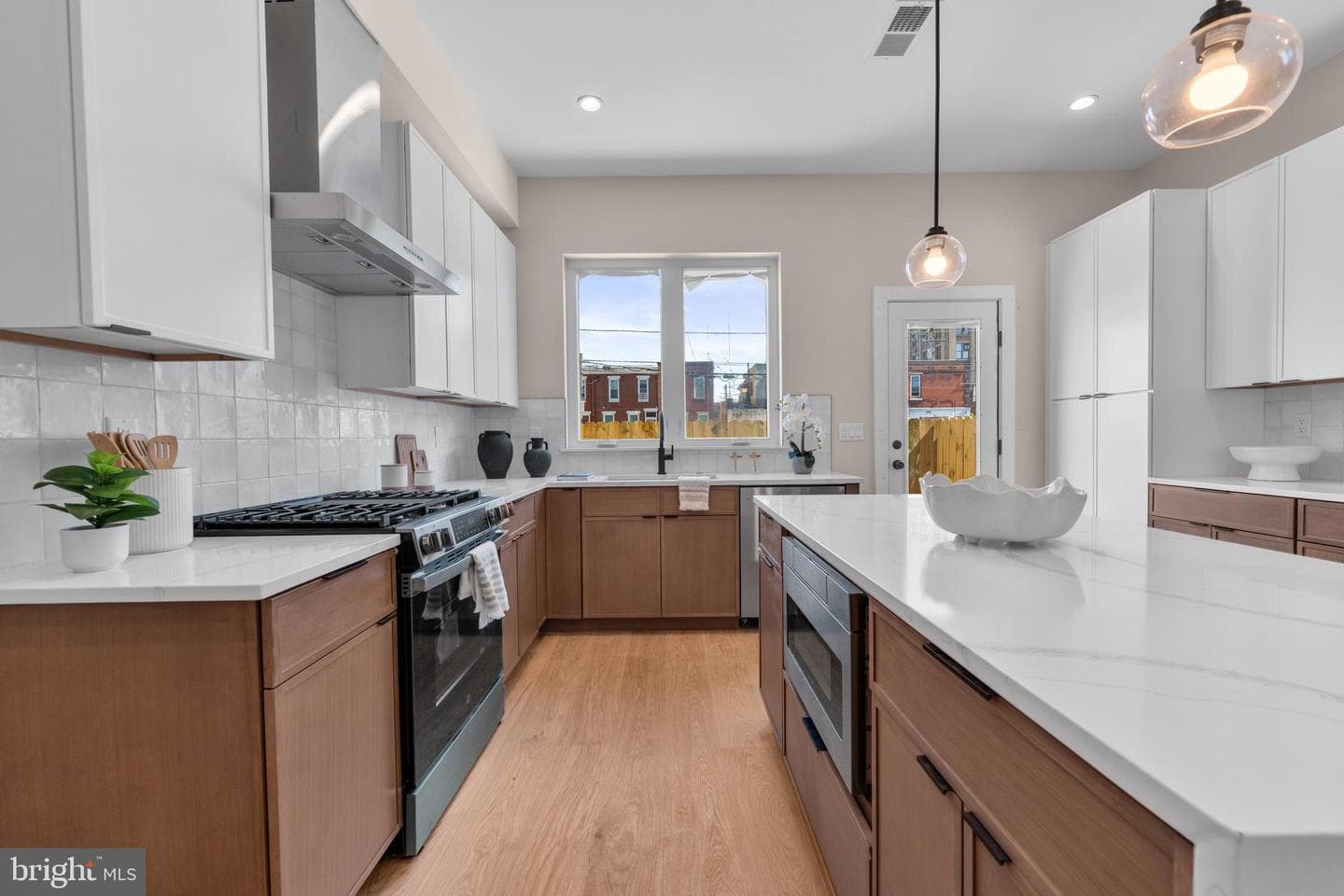 903 Emily Street photo 3