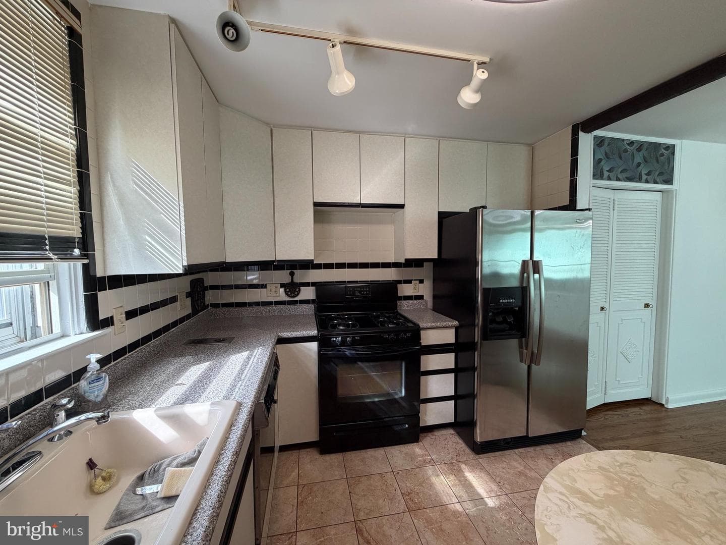 1621 Strahle Street photo 20