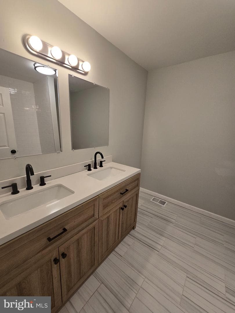 5625 Crowson Street photo 29