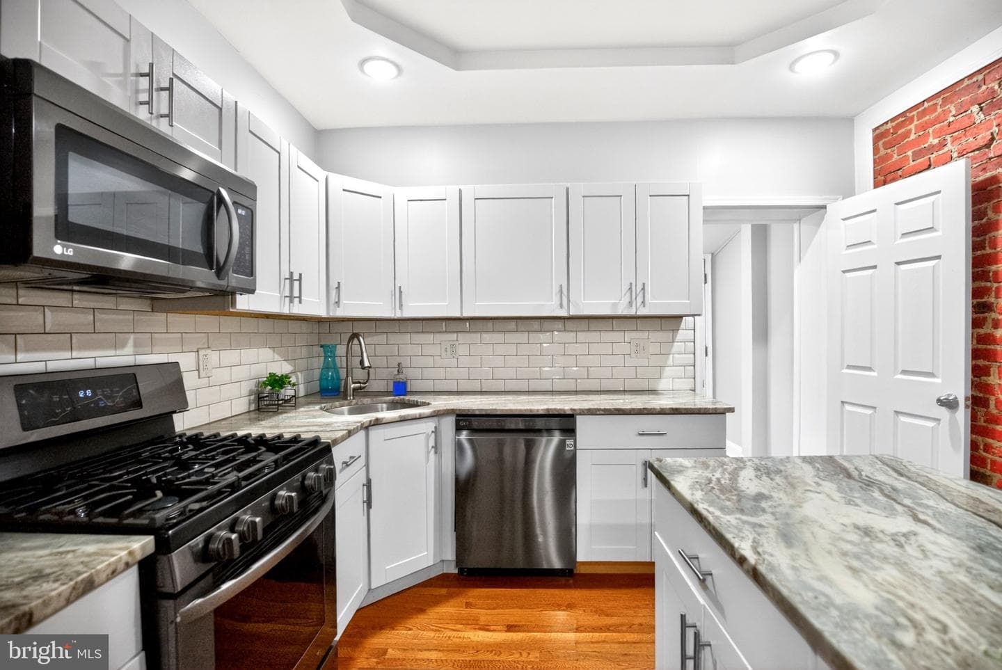 5148 Catharine Street photo 9