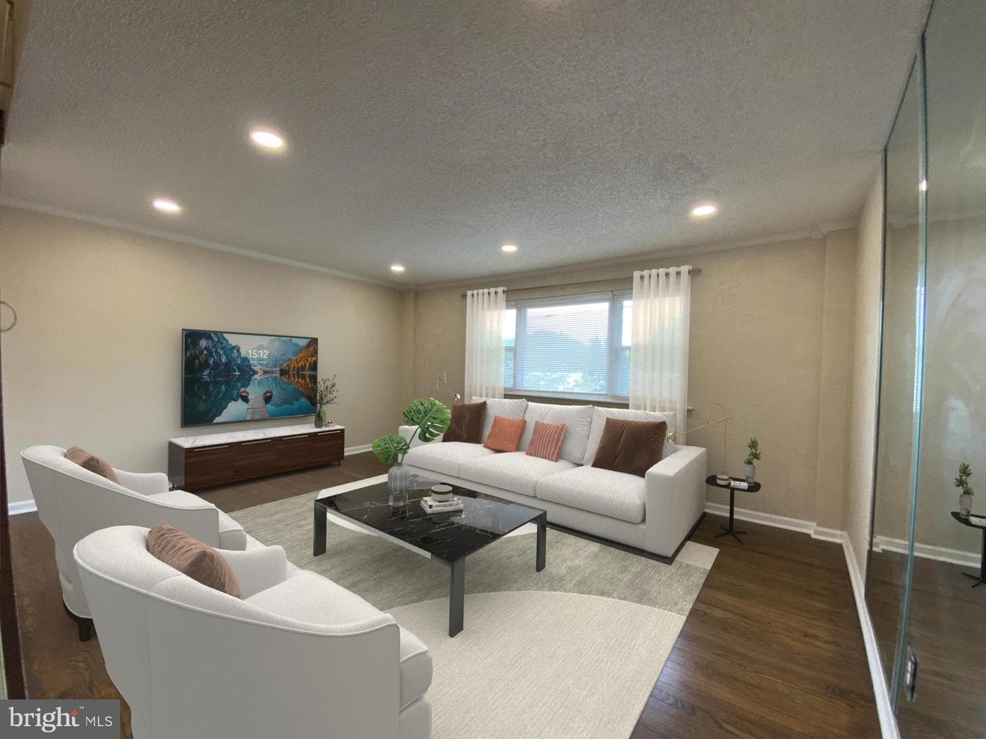 3528 W Crown Avenue photo 4