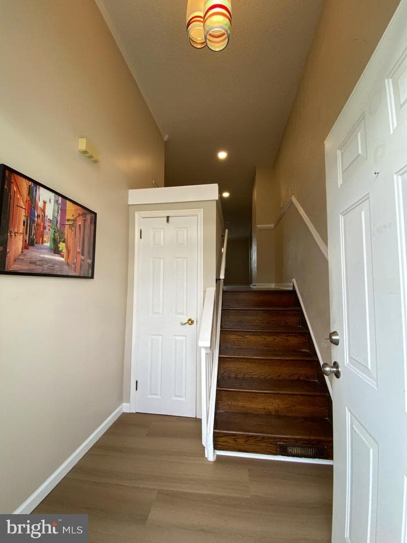 3528 W Crown Avenue photo 8