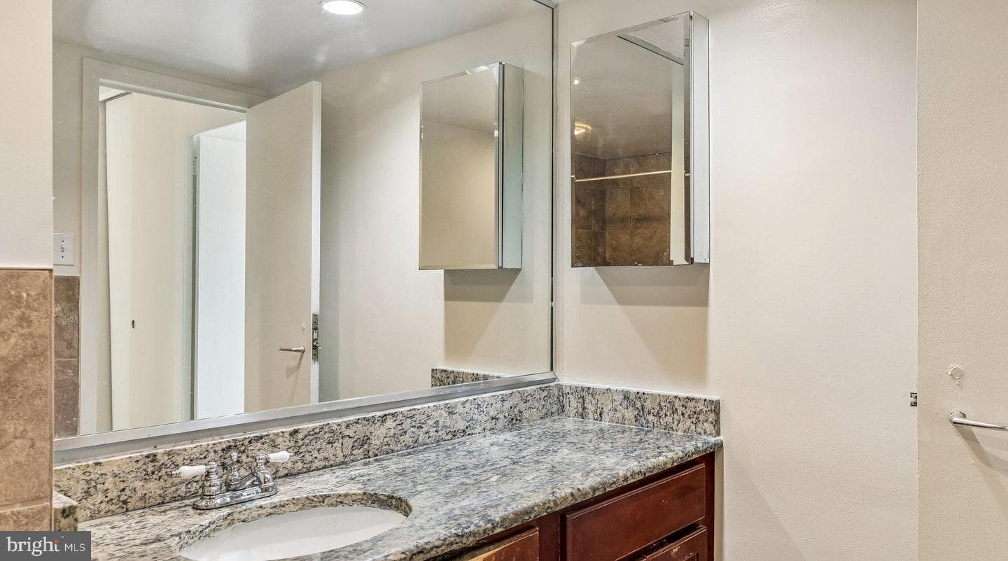 604 S Washington Square #2211 photo 10
