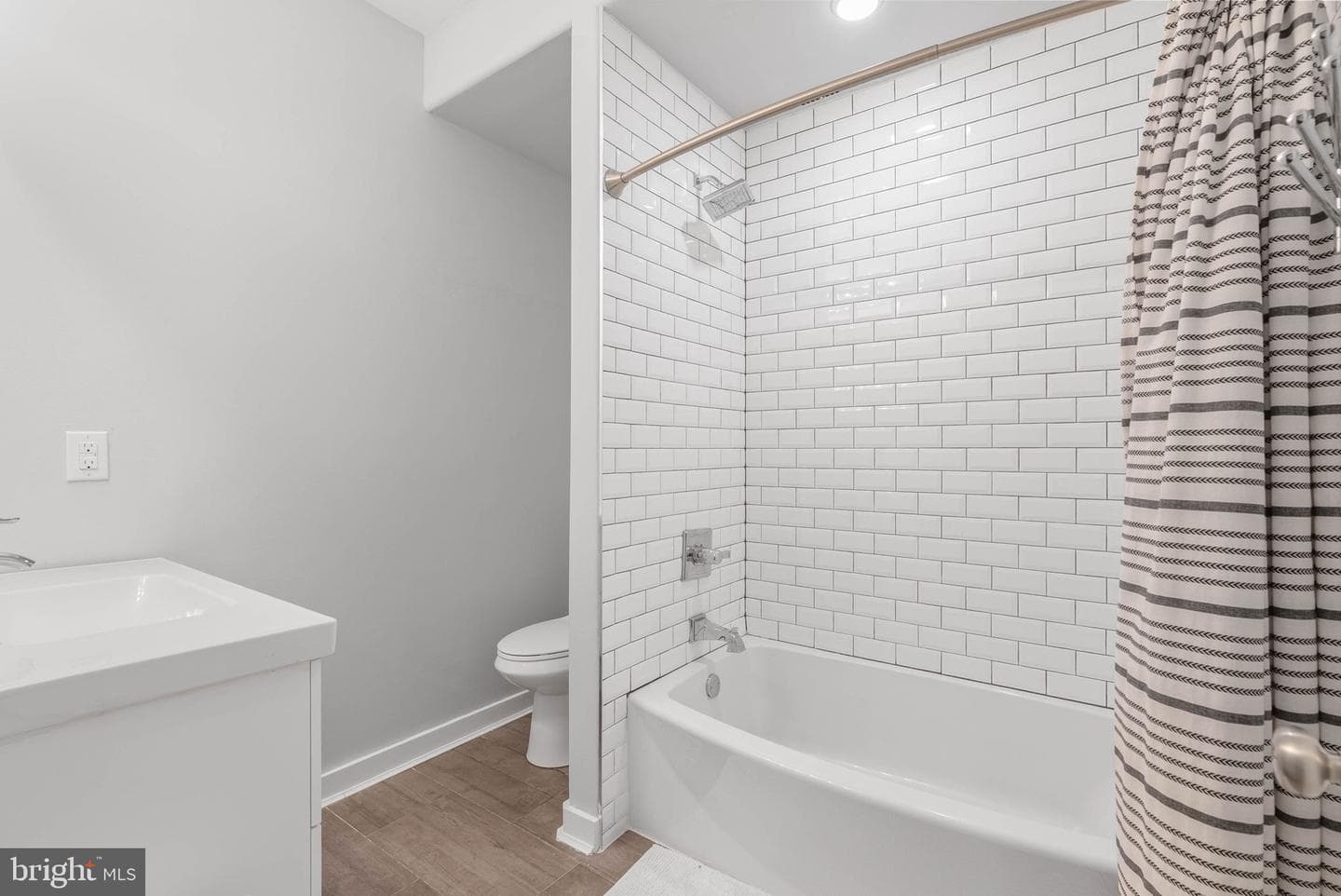 2059 Fernon St photo 24