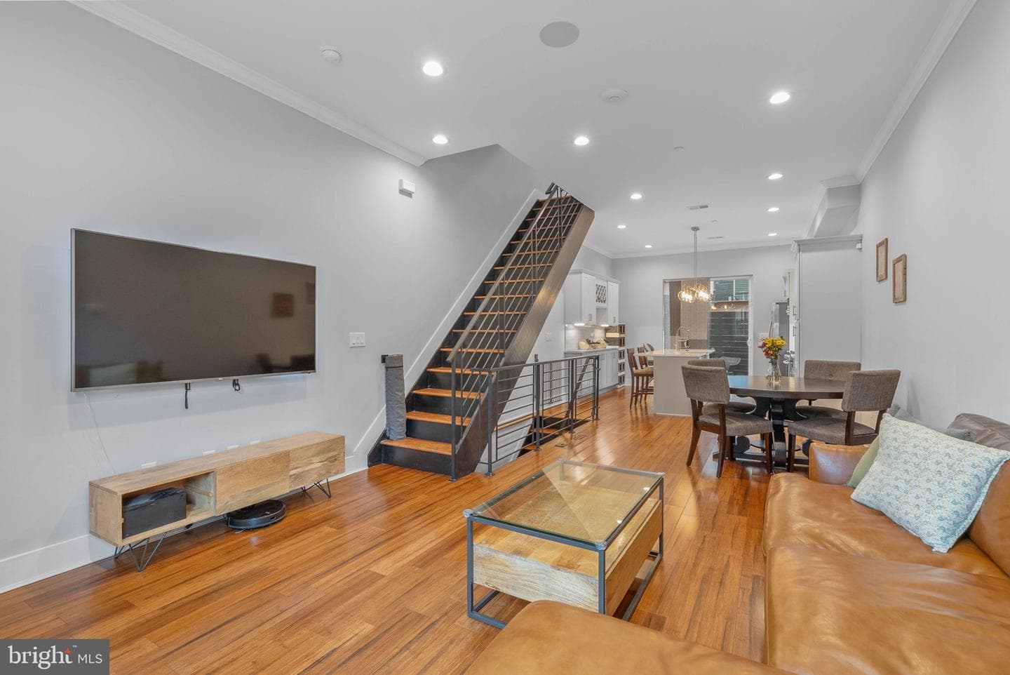 2059 Fernon St photo 4