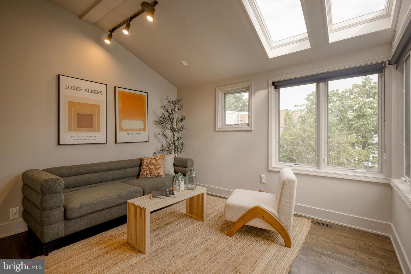 148 W Highland Avenue photo 24