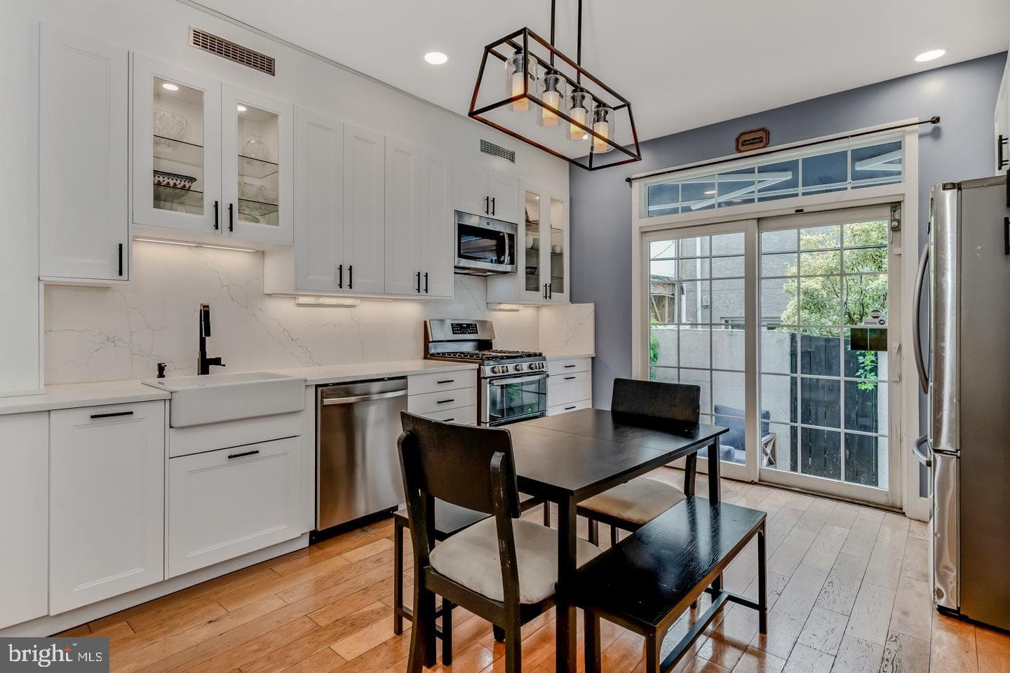 2404 Catharine Street photo 10