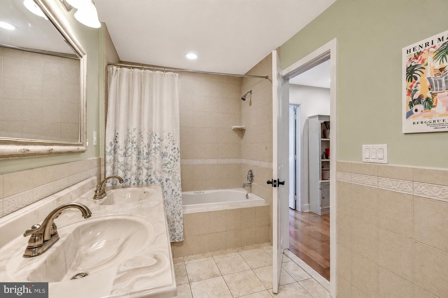 2404 Catharine Street photo 22