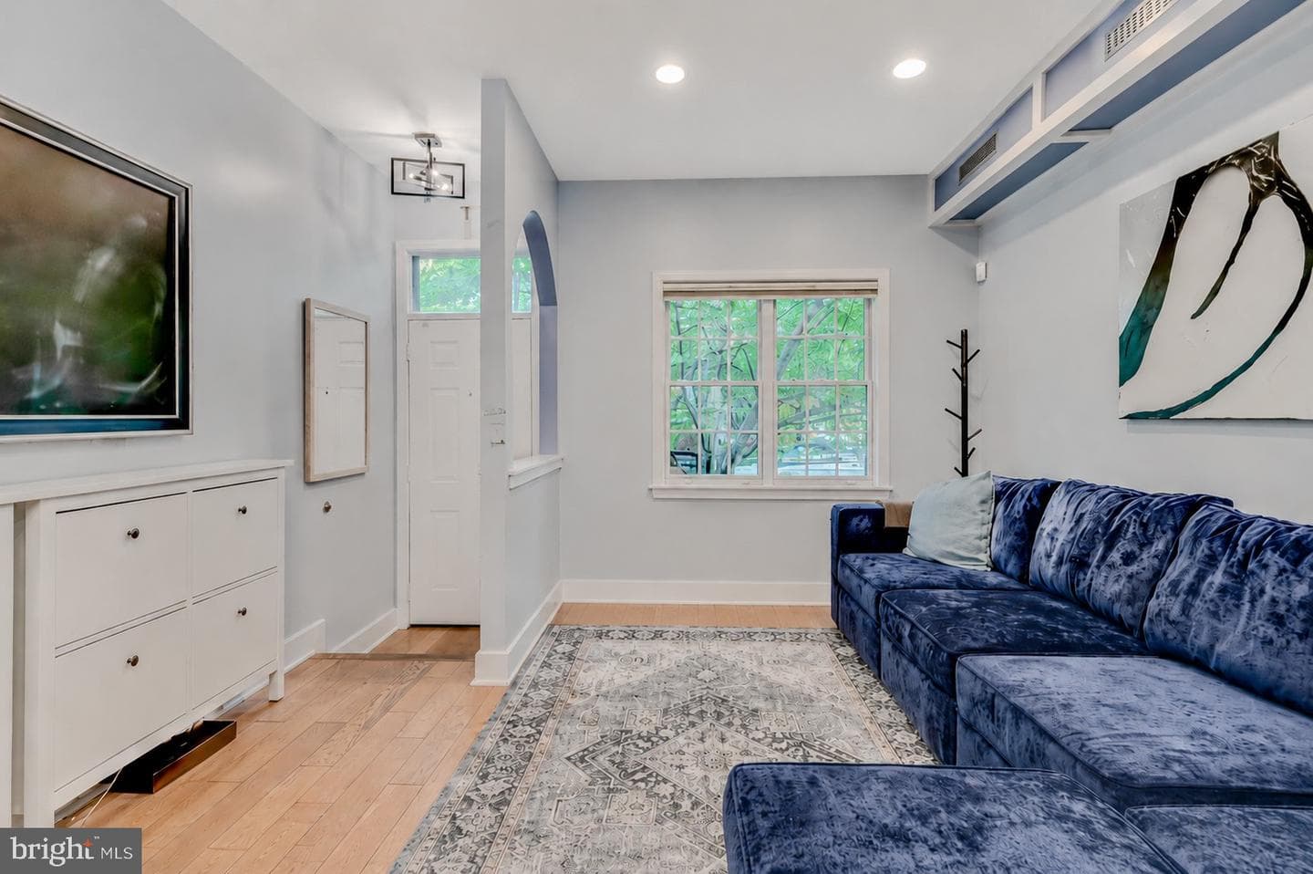 2404 Catharine Street photo 4