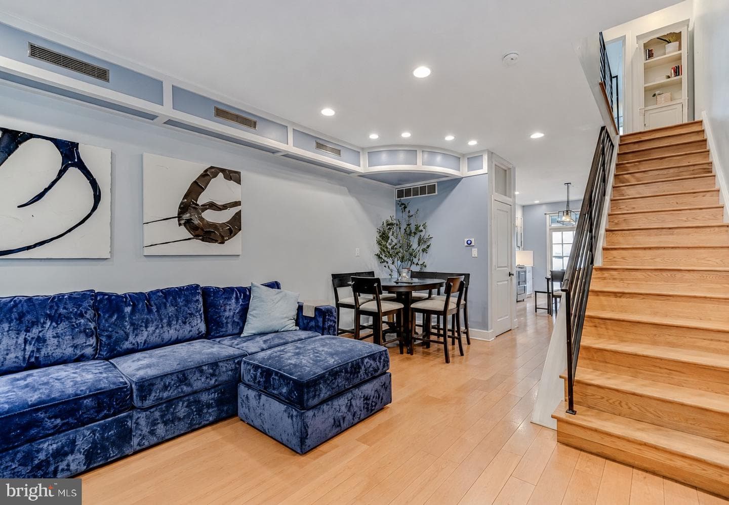 2404 Catharine Street photo 6