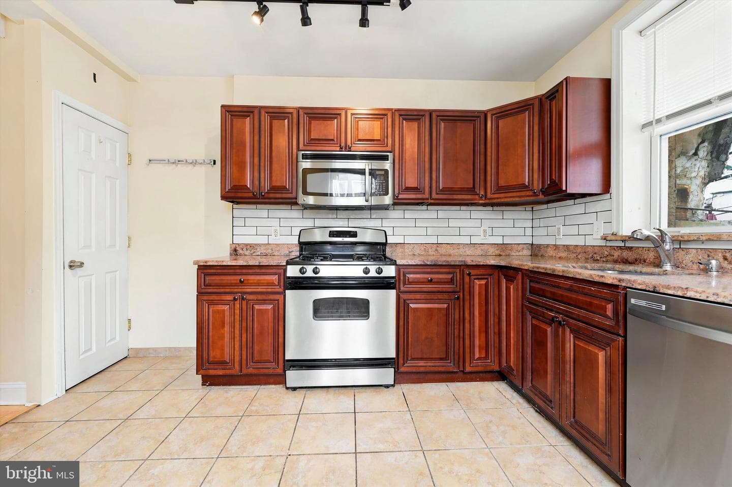 2111 Wharton Street photo 11