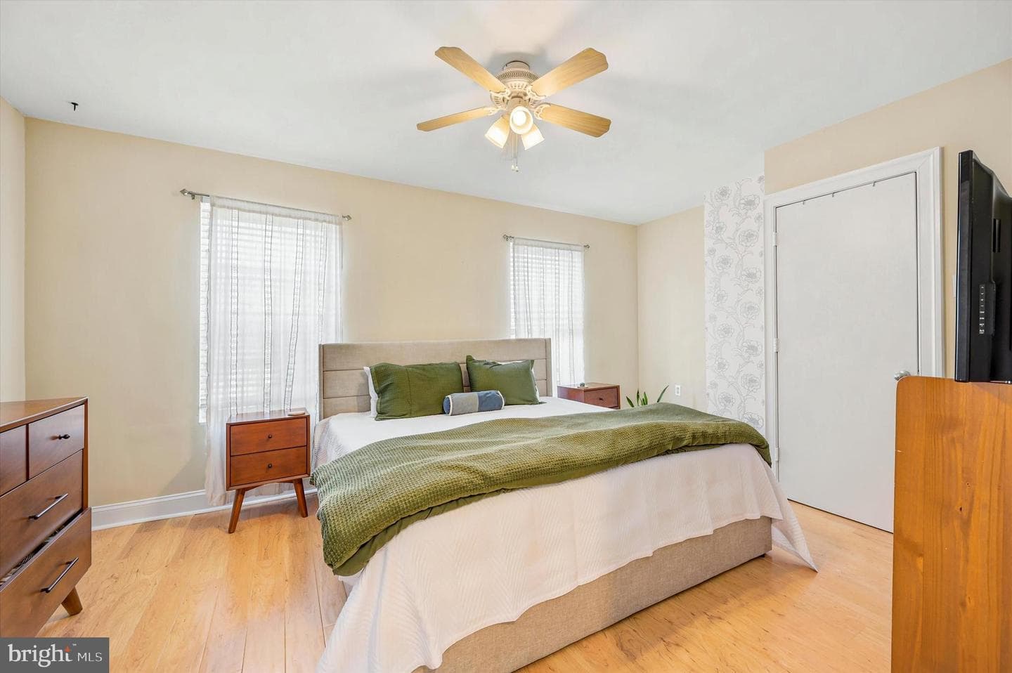 1321 E Oxford Street photo 21